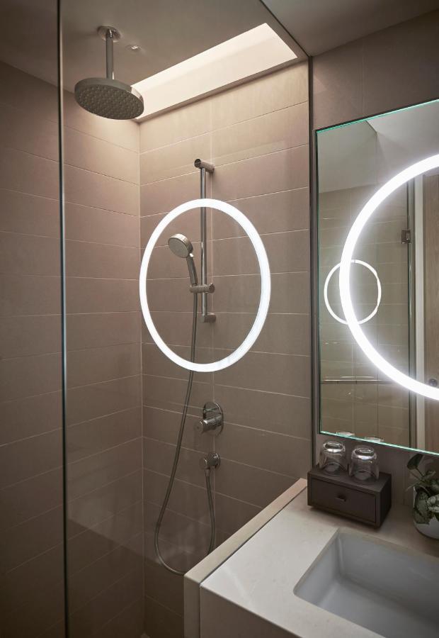 Hotel Amari Kuala Lumpur Extérieur photo LED shower light