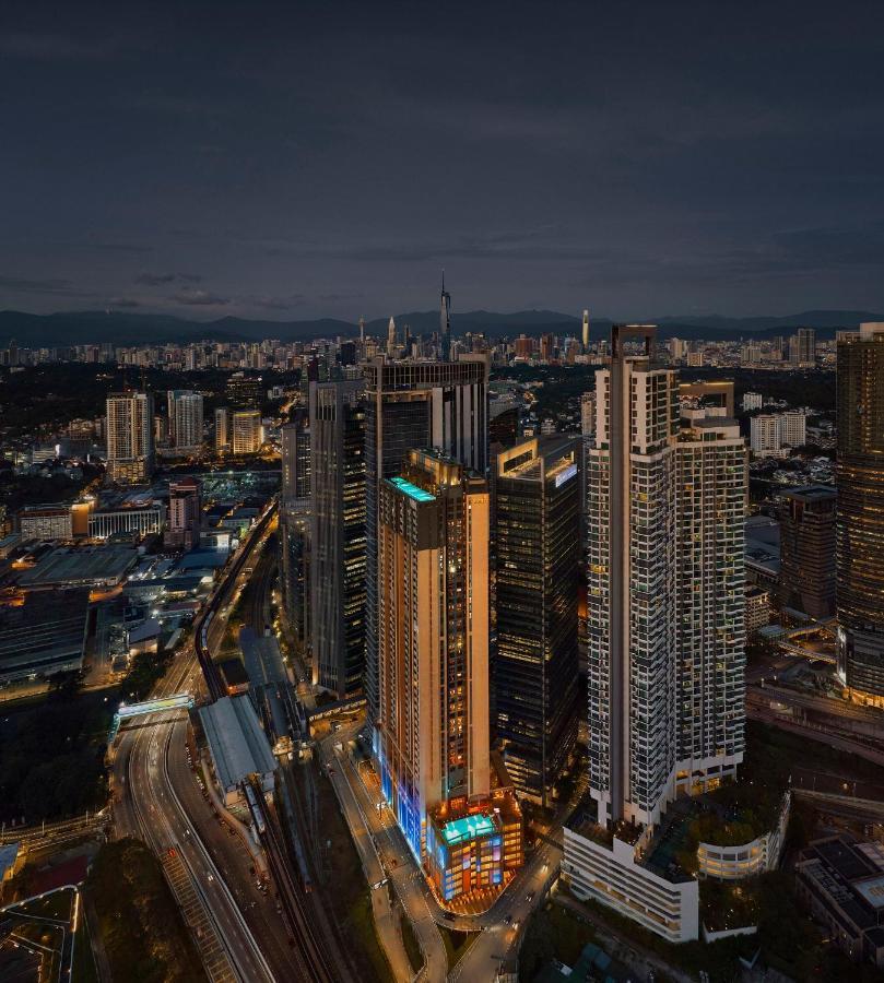 Hotel Amari Kuala Lumpur Extérieur photo Aerial view of the complex at night