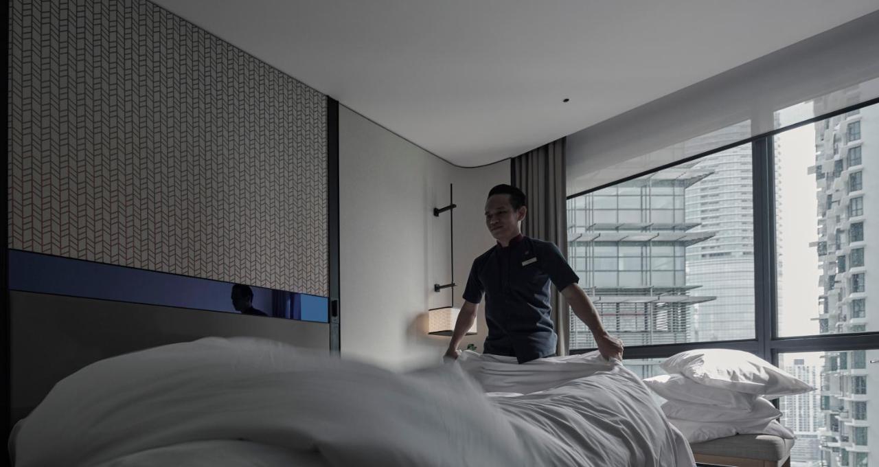 Hotel Amari Kuala Lumpur Extérieur photo A hotel housekeeper making a bed